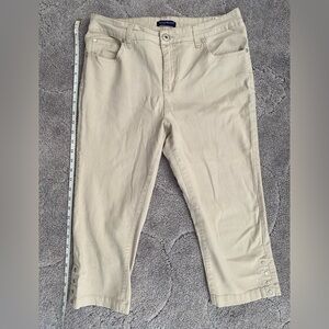 Bandolino Cream Cropped Button-Hem Jeans